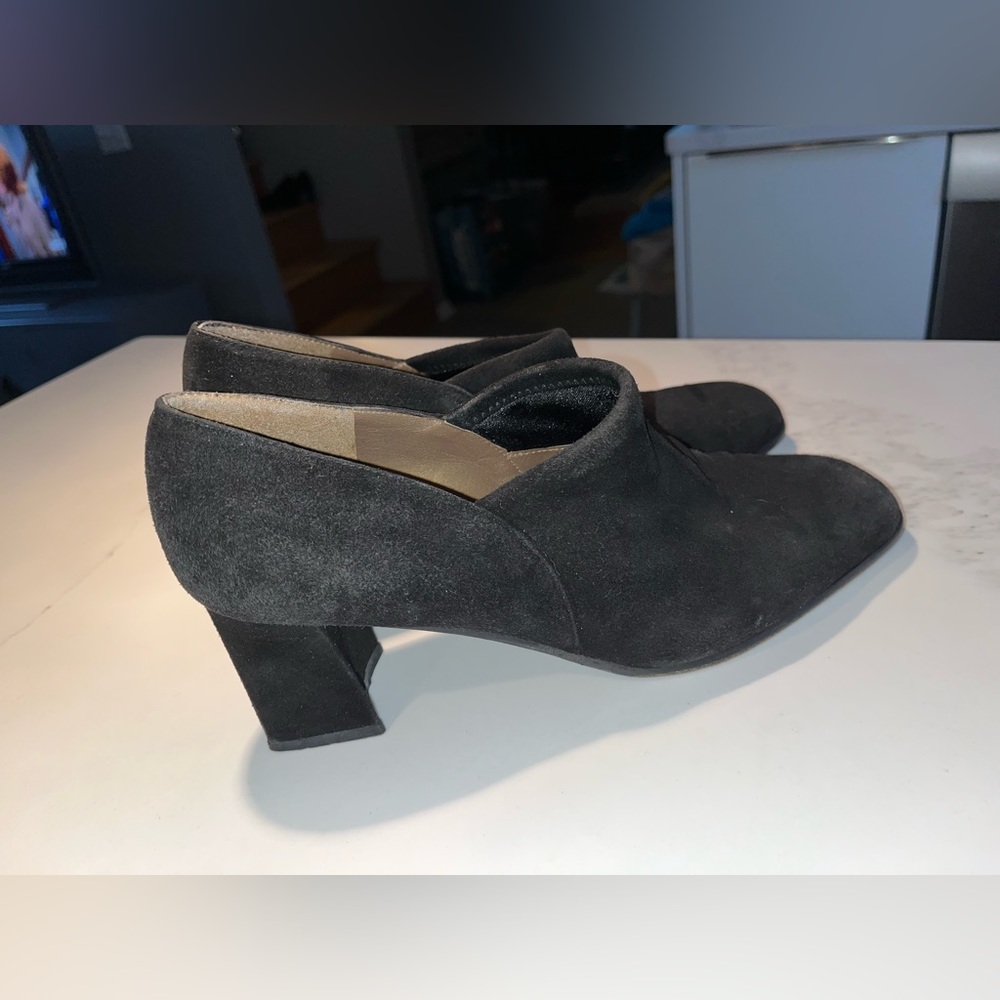 Beautiful black suede Stuart Weizman pumps. Size 8.5.
